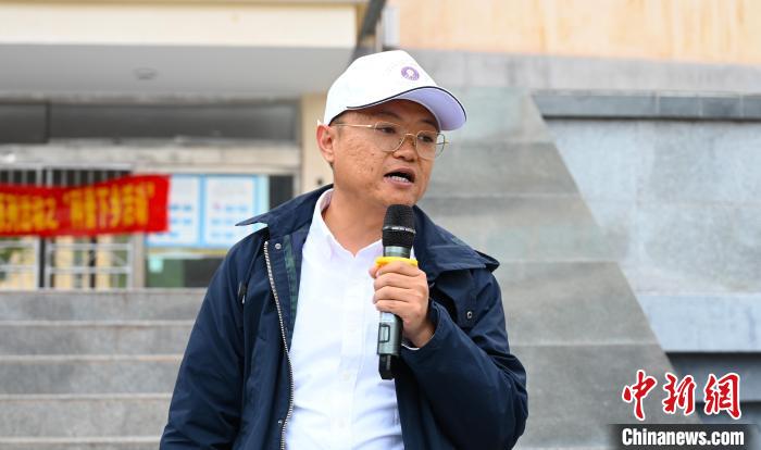 圖為西藏大學教授李昊為中學生授課?！≮w朗 攝