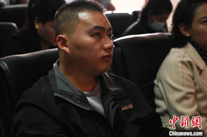 圖為企業(yè)工作人員參加講座。　趙朗 攝