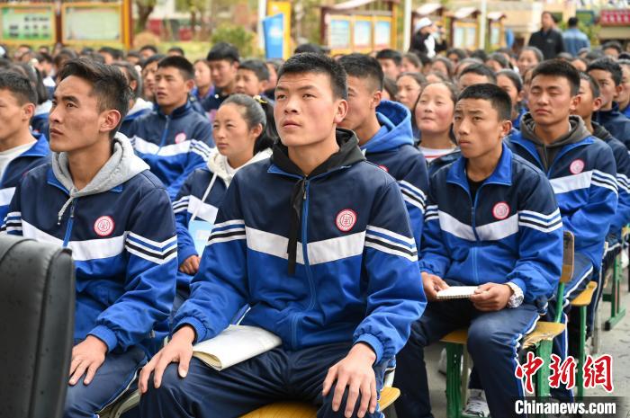 圖為昌都市第五高級中學學生參加授課?！≮w朗 攝