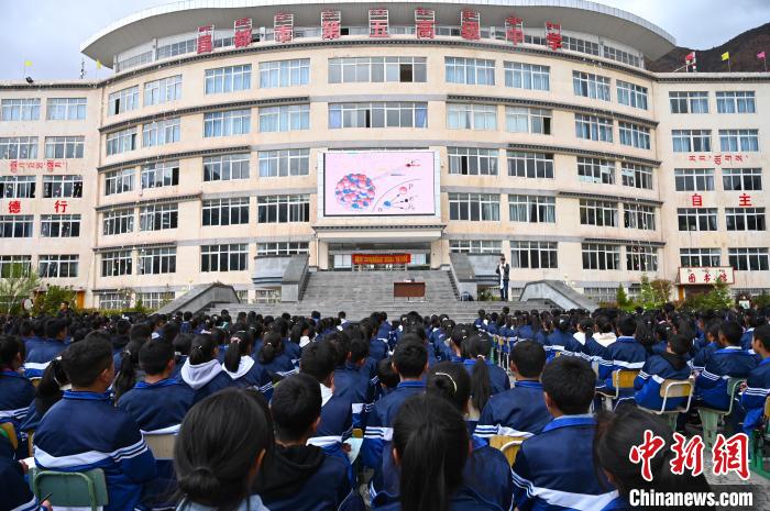 圖為昌都市第五高級中學全體學生參加授課?！≮w朗 攝