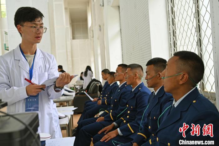 圖為研究團(tuán)隊(duì)成員登記消防員信息。　趙朗 攝