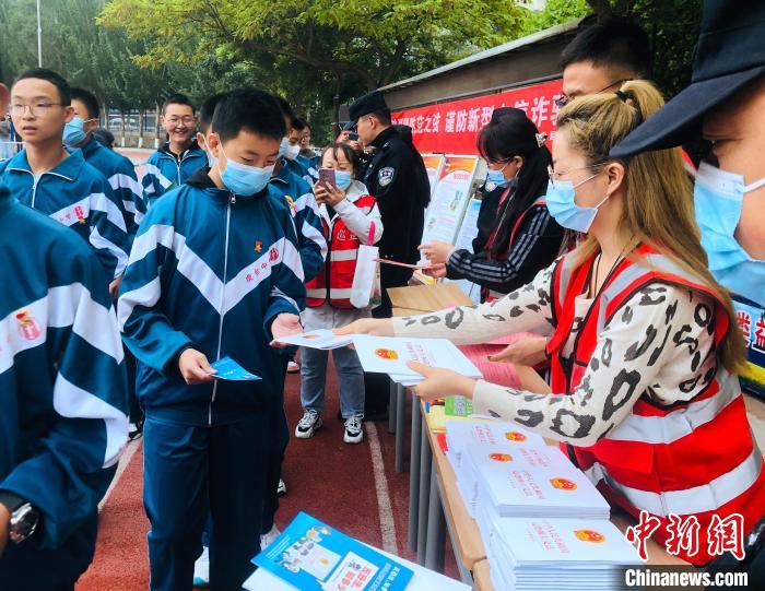圖為西寧市法制宣傳進(jìn)校園?！∥鲗幨谐俏鲄^(qū)供圖