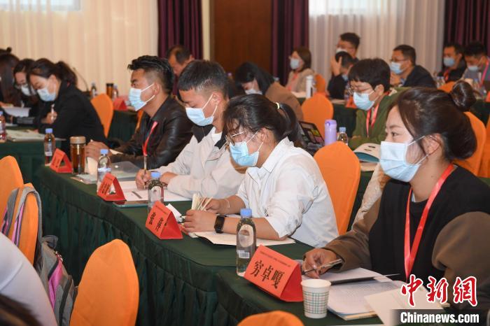 圖為第十五期全國(guó)預(yù)防青少年違法犯罪工作理論與務(wù)實(shí)高級(jí)研修班學(xué)員正在上課?！∝暩聛?lái)松 攝