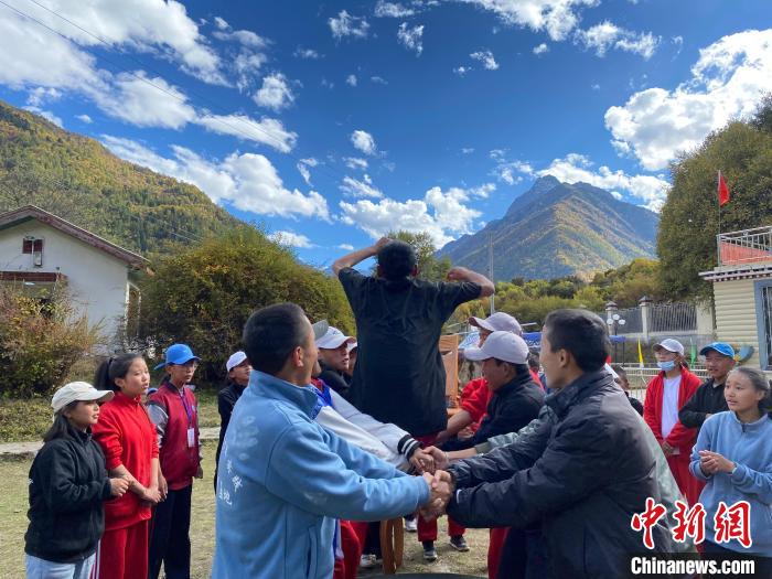 圖為學(xué)生們?cè)谖鞑匕退纱肭嗌倌昊顒?dòng)營地開展趣味活動(dòng)?！∥鞑厍嗌倌陮?shí)踐教育基地供圖