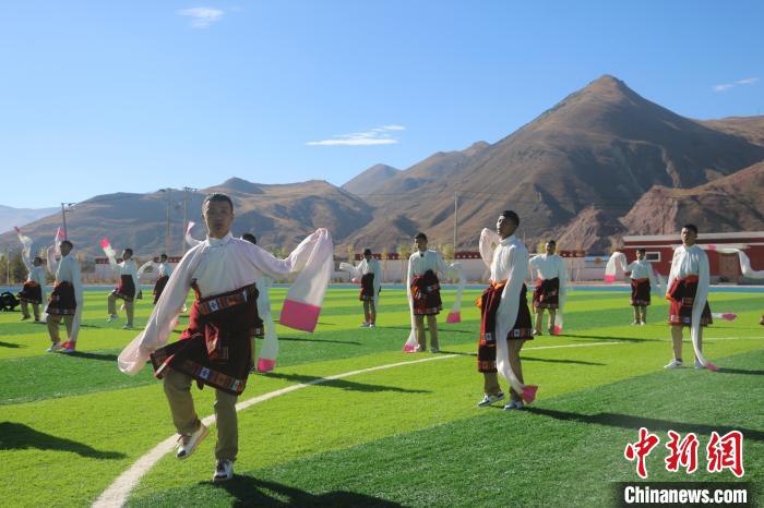 圖為青海師范大學(xué)附屬玉樹實(shí)驗(yàn)學(xué)校學(xué)生在綠茵場(chǎng)跳起囊謙古舞—卓根瑪?！〕逃?攝