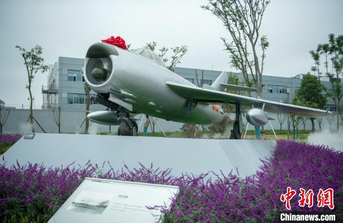 園林式戰(zhàn)斗機(jī)博物館內(nèi)展示的“殲5甲”飛機(jī)。　劉忠俊 攝