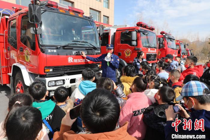圖為消防員向小朋友們講解消防車?！铨埥?攝
