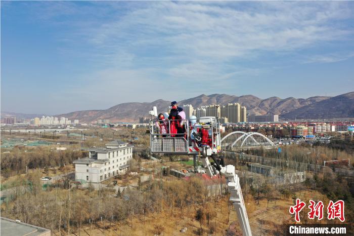 圖為小朋友在消防員的陪同下，體驗78米登高平臺消防車?！铨埥?攝