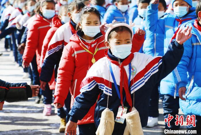 圖為學(xué)生跳起歡快的藏族舞蹈迎接新學(xué)期?！●R銘言 攝