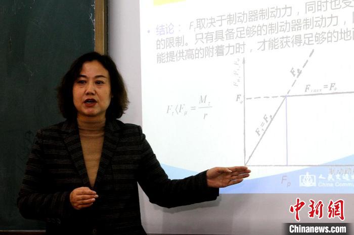 圖為李富香給學(xué)生上理論課。(資料圖) 青海省教育廳供圖