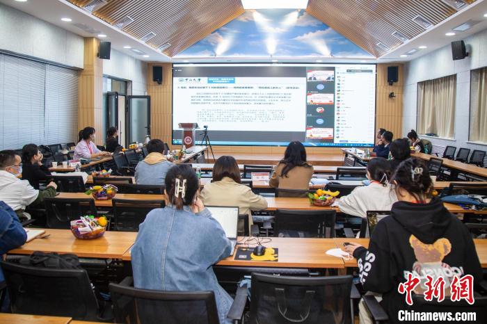 圖為論壇會議現(xiàn)場?！⊥瑬|放 攝