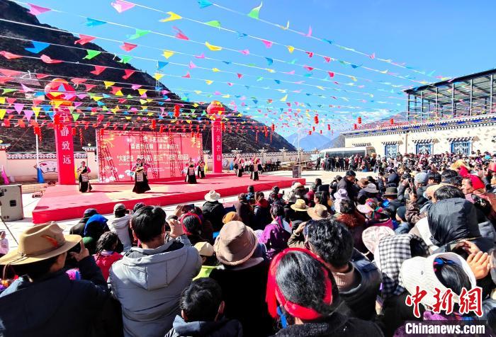 文藝活動(dòng)全景?！∶⒖悼h委宣傳部供圖