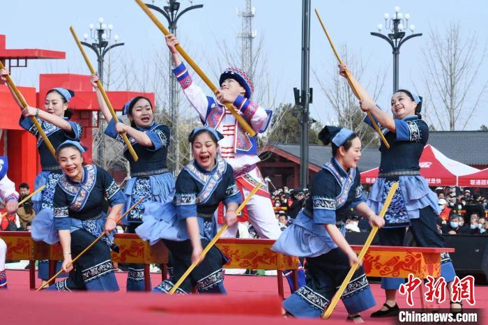 圖為廣西壯族打扁擔展演?！×赫赵?攝