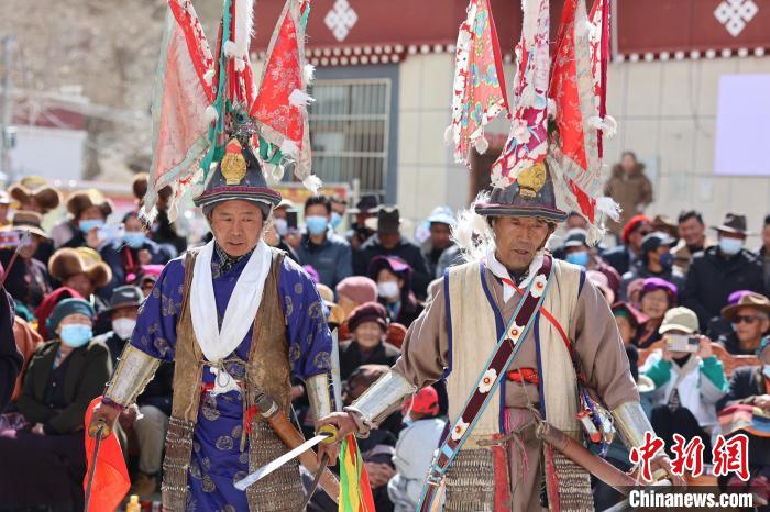 圖為兩位藝人表演瓊結“果孜”舞。　倫珠澤仁 攝