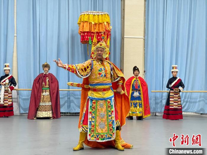 圖為格薩爾劇展演。　巷欠才讓 供圖