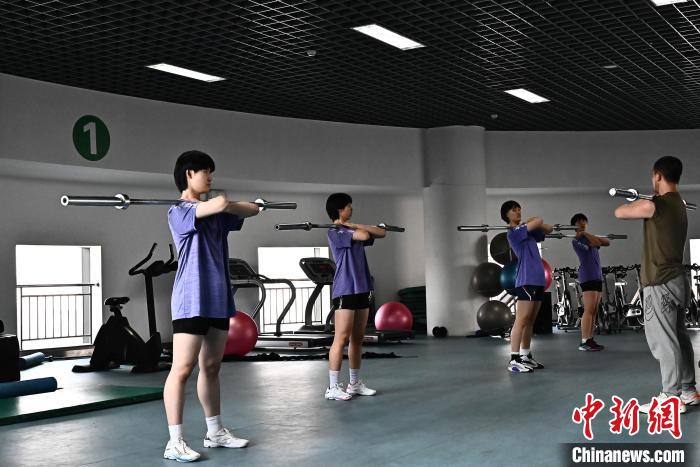 圖為全國青少年女排在天津進(jìn)行集訓(xùn)?！√旖蝮w育學(xué)院供圖