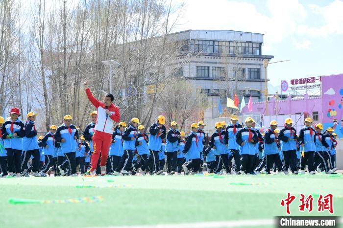 圖為學(xué)生在跳繩教練齊景龍的指導(dǎo)下做準備運動?！∝暩聛硭?攝