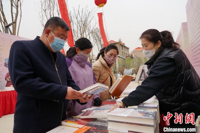 圖為民眾在活動(dòng)現(xiàn)場購書?！●R銘言 攝