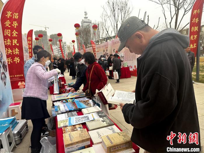 圖為民眾在活動(dòng)現(xiàn)場讀書、購書?！±铍h 攝