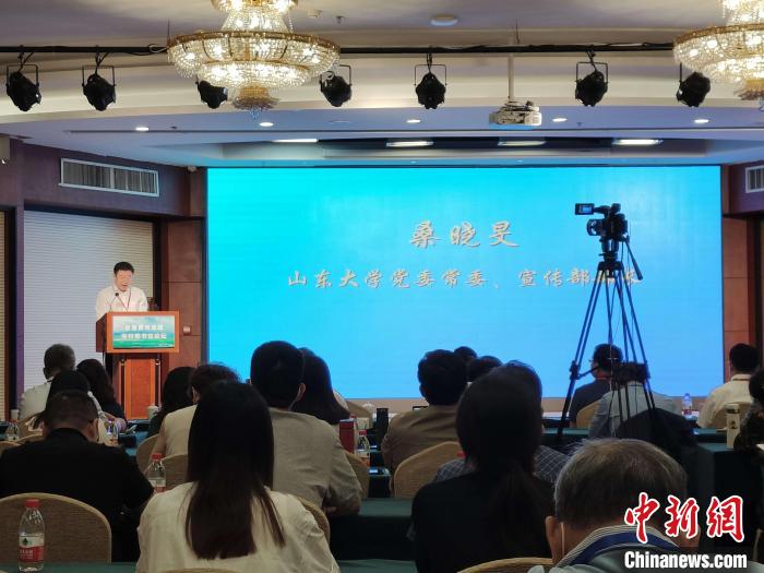 山東大學(xué)黨委常委、宣傳部部長(zhǎng)桑曉旻在現(xiàn)場(chǎng)致辭?！⊥醪赦?攝
