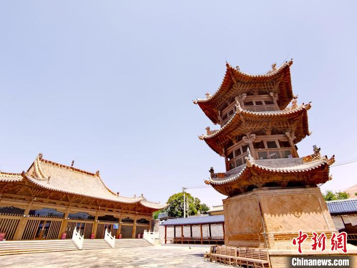 圖為阿河灘清真寺局部?！?zhí)砀?攝