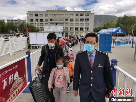 圖為拉薩車站工作人員為西藏先心病患兒和陪同人員提供“綠色”接力幫扶，并開通了專門通道，讓他們快速進站上車。拉薩車站 供圖