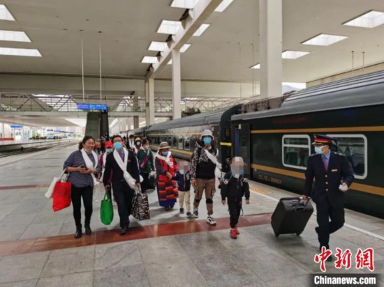 圖為拉薩車站工作人員為西藏先心病患兒和陪同人員提供“綠色”接力幫扶，并開通了專門通道，讓他們快速進站上車。拉薩車站 供圖