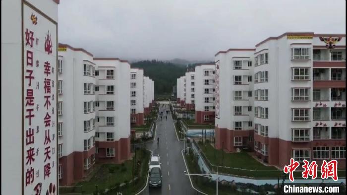 越西縣最大的易地扶貧搬遷安置點——城北感恩社區(qū)?！『武?攝