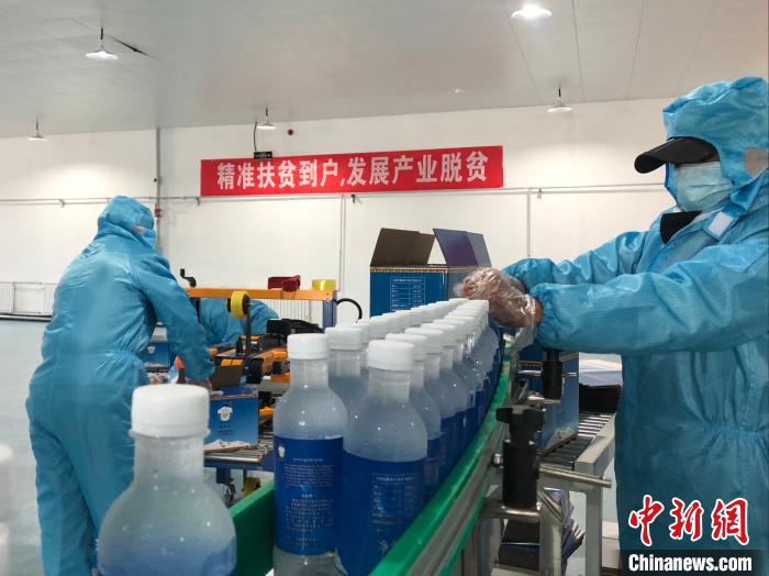 圖為阿里地區(qū)措勤縣某飲用水加工公司，該公司以“基地+公司+貧困民眾”為運營模式，帶動貧困民眾68戶232人?！≈x牧 攝