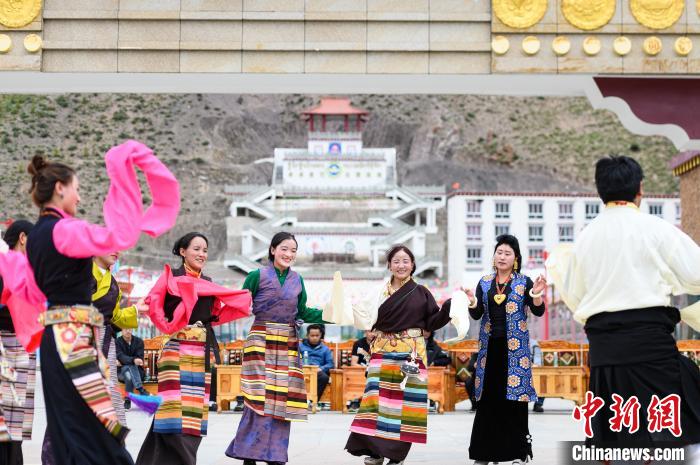 圖為西藏昌都市洛隆縣易地搬遷安置點(diǎn)阿托卡小康示范新村村民載歌載舞慶脫貧(資料圖)?！『闻罾?攝