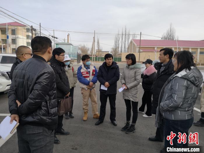圖為青海大學(xué)工作人員正在現(xiàn)場(chǎng)考察該項(xiàng)目進(jìn)行情況。　李江寧 攝