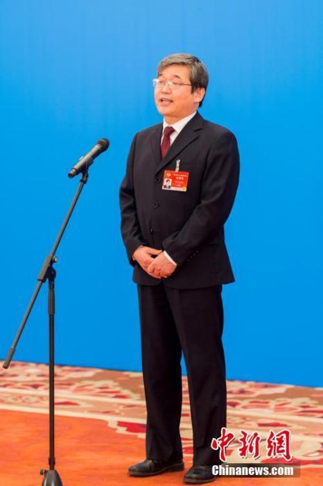 3月10日，全國政協(xié)十三屆四次會議第三場“委員通道”采訪活動在北京人民大會堂新聞發(fā)布廳舉行。圖為全國政協(xié)委員阿拉坦倉通過網(wǎng)絡(luò)視頻方式接受媒體采訪。<a target='_blank' ><p  align=