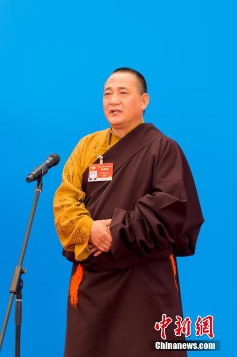 3月10日，全國政協(xié)十三屆四次會議第三場“委員通道”采訪活動在北京人民大會堂新聞發(fā)布廳舉行。圖為全國政協(xié)委員洛桑山丹通過網(wǎng)絡(luò)視頻方式接受媒體采訪。<a target='_blank' ><p  align=