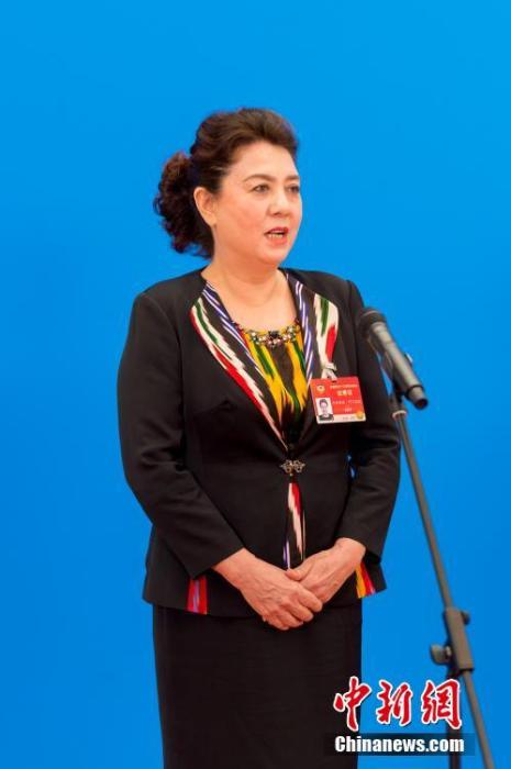 3月10日，全國政協(xié)十三屆四次會議第三場“委員通道”采訪活動在北京人民大會堂新聞發(fā)布廳舉行。圖為全國政協(xié)委員古麗帕麗·阿不都拉通過網(wǎng)絡(luò)視頻方式接受媒體采訪。<a target='_blank' ><p  align=