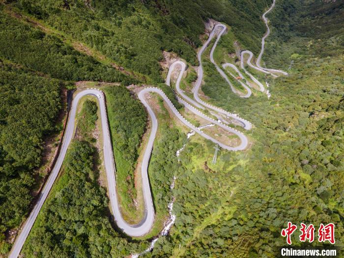 圖為西藏山南錯那縣的盤山公路，錯那縣被命名為全國“四好農(nóng)村路”示范縣?！〗w波 攝