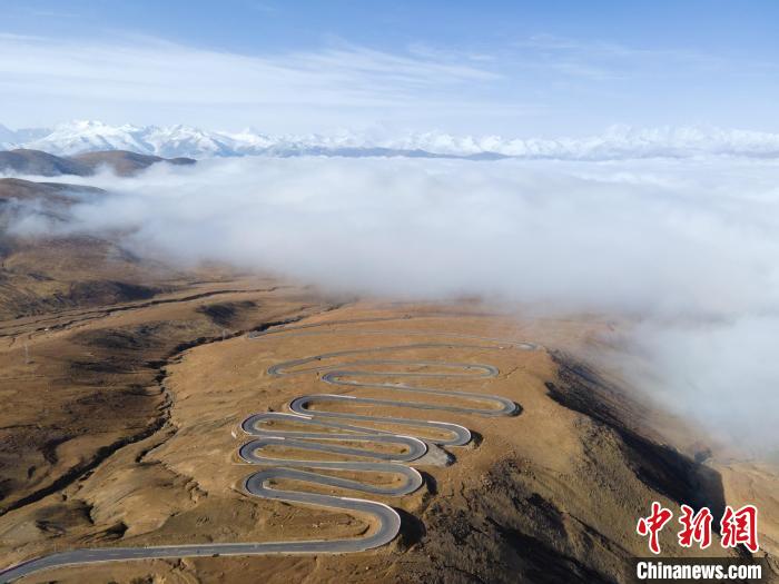 圖為西藏定日縣，前往珠穆朗瑪峰大本營蜿蜒的公路與云海。　江飛波 攝