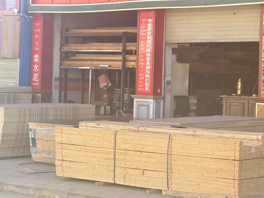 白朗縣頗羅鼐大道西段人行道擺放建材。圖片由留言網(wǎng)友提供