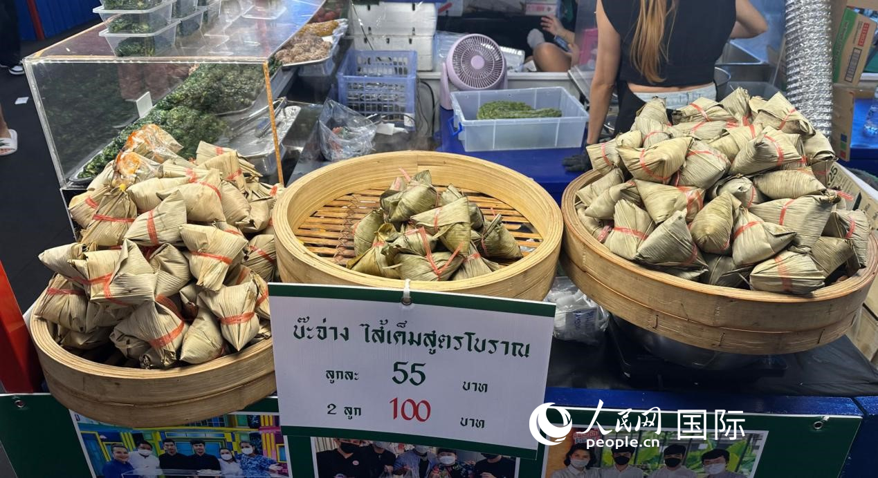 泰國街頭小吃店售賣粽子。人民網(wǎng)記者 簡承淵攝