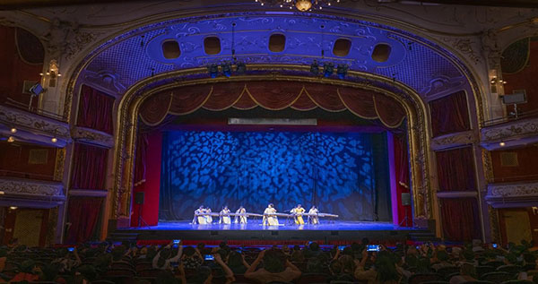 2024匈牙利青少年國(guó)際音樂(lè)會(huì)節(jié)目《戰(zhàn)臺(tái)風(fēng)》表演舞臺(tái)現(xiàn)場(chǎng)。兒促會(huì)藝教委供圖