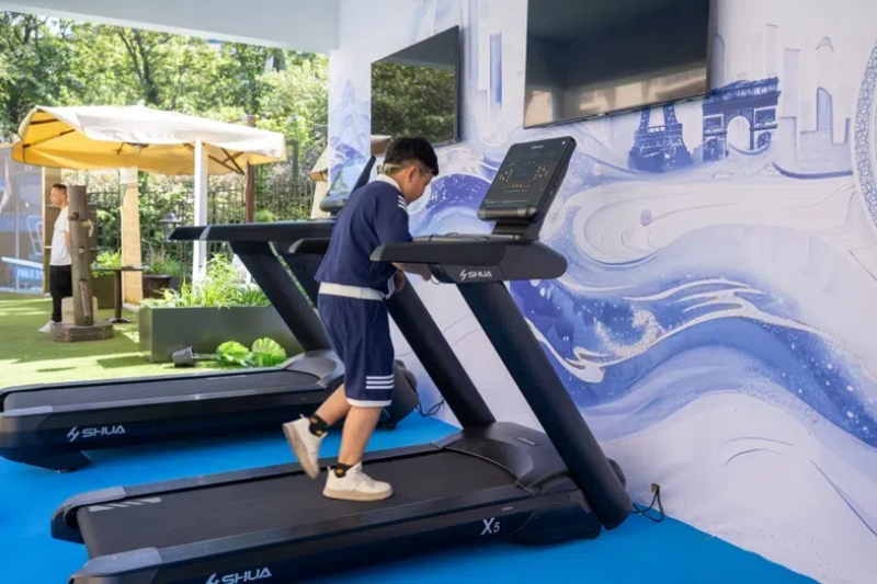 小朋友在智慧體育公園體驗跑步機。巴黎