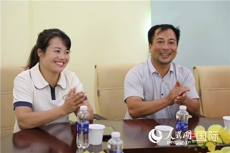 越南沙巴市黃連寄宿制民族小學老師阮氏秋姮、阮文享。人民網(wǎng)記者簡承淵攝