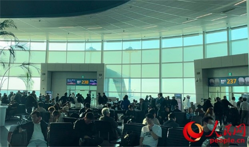 仁川機場等待登機的旅客。人民網(wǎng) 李帆攝