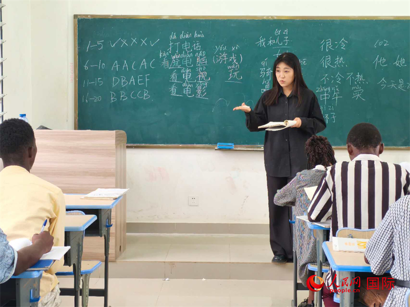 中國老師在給學(xué)生們講課。人民網(wǎng)記者 黃培昭攝