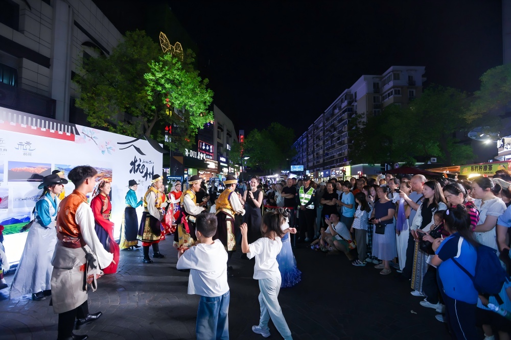 來自浙江省湖州市菱湖中學(xué)藏族班的學(xué)生演繹工布舞蹈。唐趙龍攝.jpg