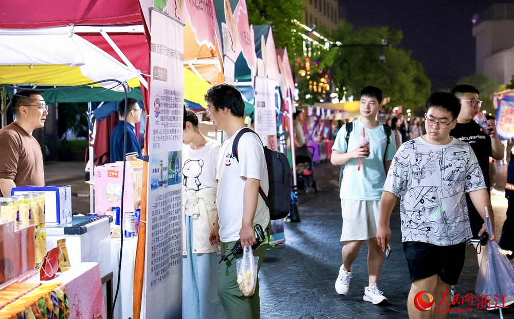 林芝專場特色產(chǎn)品展銷活動在杭州武林夜市舉行。人民網(wǎng) 程欣攝