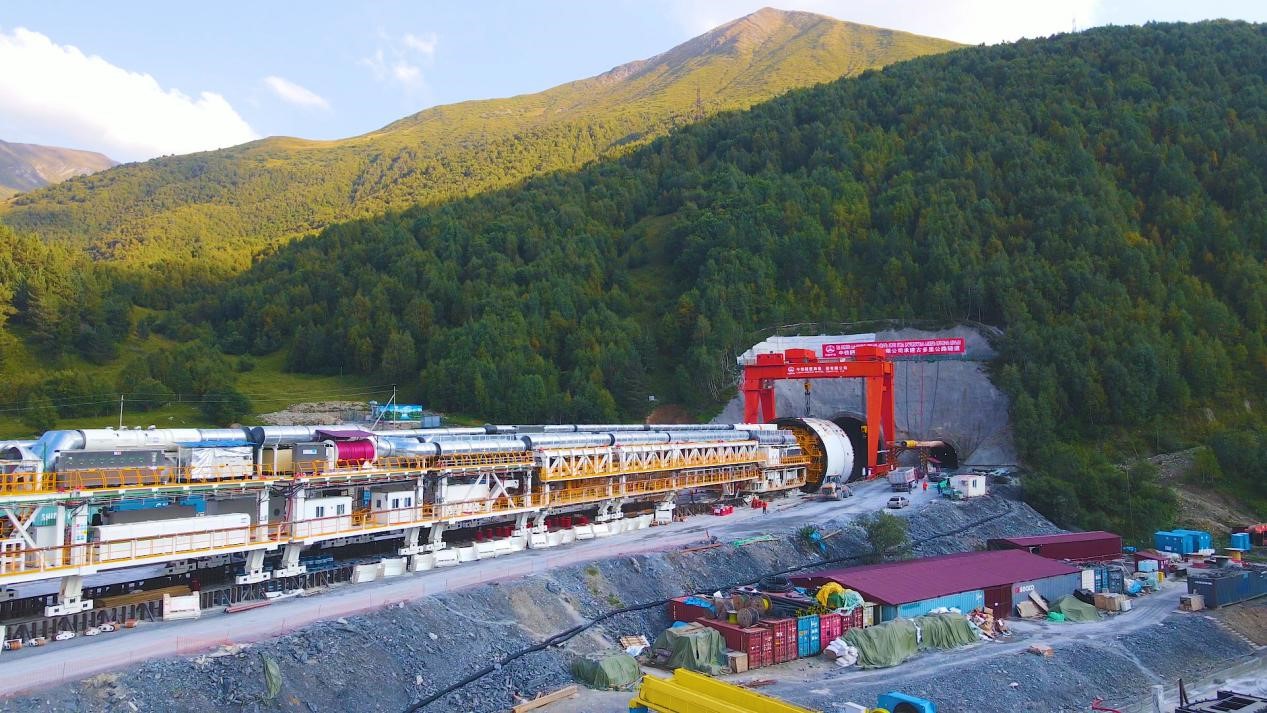 “高加索號(hào)”單護(hù)盾硬巖掘進(jìn)機(jī)（TBM）。中鐵隧道局格魯吉亞KK公路隧道項(xiàng)目部供圖