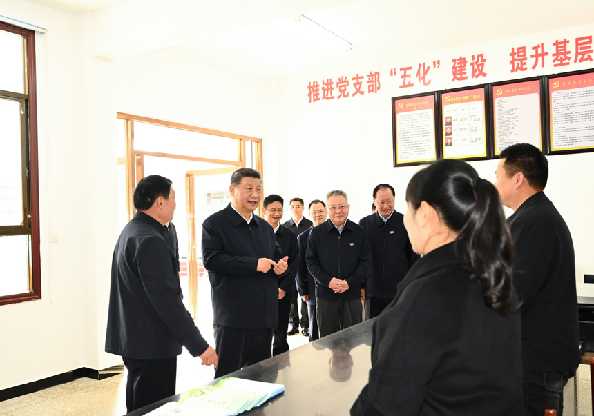 2024年3月18日至21日，中共中央總書記、國家主席、中央軍委主席習(xí)近平在湖南考察。這是19日下午，習(xí)近平在常德市鼎城區(qū)謝家鋪鎮(zhèn)港中坪村黨群服務(wù)中心了解當(dāng)?shù)貫榛鶎訙p負(fù)、提升基層治理效能等情況。新華社記者 燕雁 攝