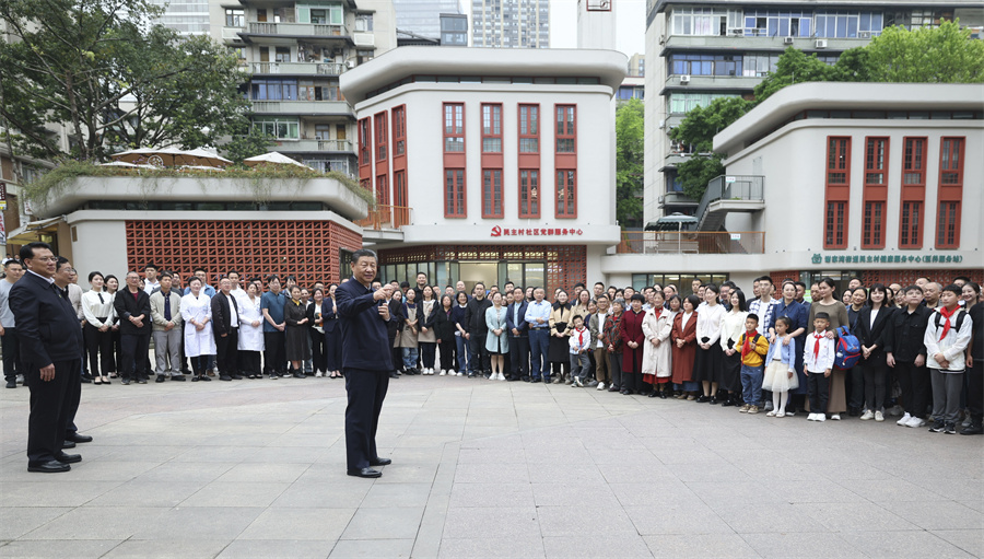 2024年4月22日至24日，中共中央總書記、國家主席、中央軍委主席習(xí)近平在重慶考察。這是22日下午，習(xí)近平在九龍坡區(qū)謝家灣街道民主村社區(qū)考察時，同社區(qū)居民親切交流。新華社記者 鞠鵬 攝