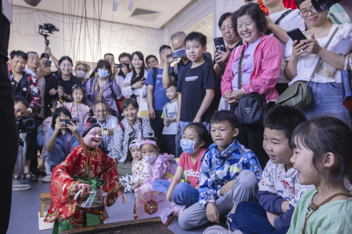 5月1日，廣州市白鵝潭大灣區(qū)藝術(shù)中心非物質(zhì)文化遺產(chǎn)館內(nèi)，精彩的梅縣提線木偶戲表演吸引了眾多游客駐足觀賞。 來源：人民圖片網(wǎng)