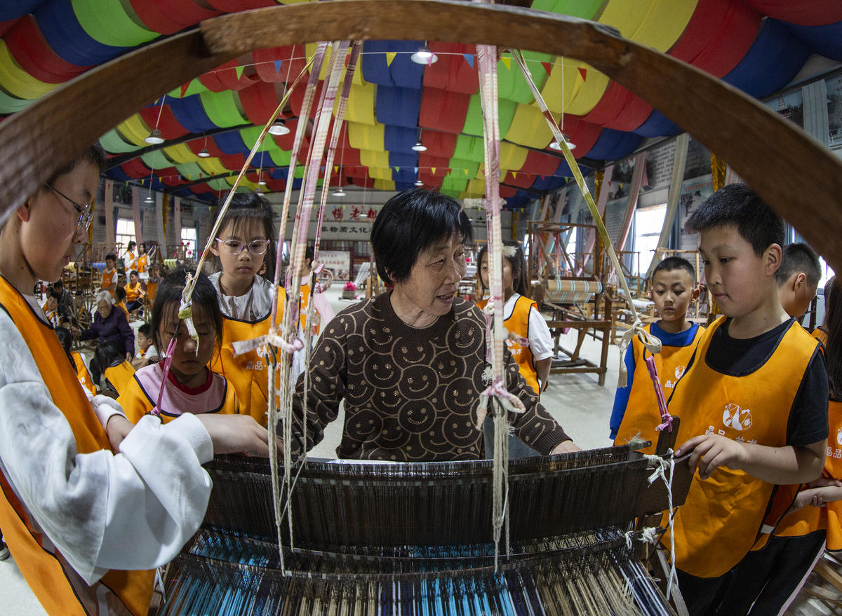 5月1日，在山西省永濟市開張鎮(zhèn)東開張村的惠暢土布文化園，土布制作技師教游客織布技藝。 來源：人民圖片網(wǎng)